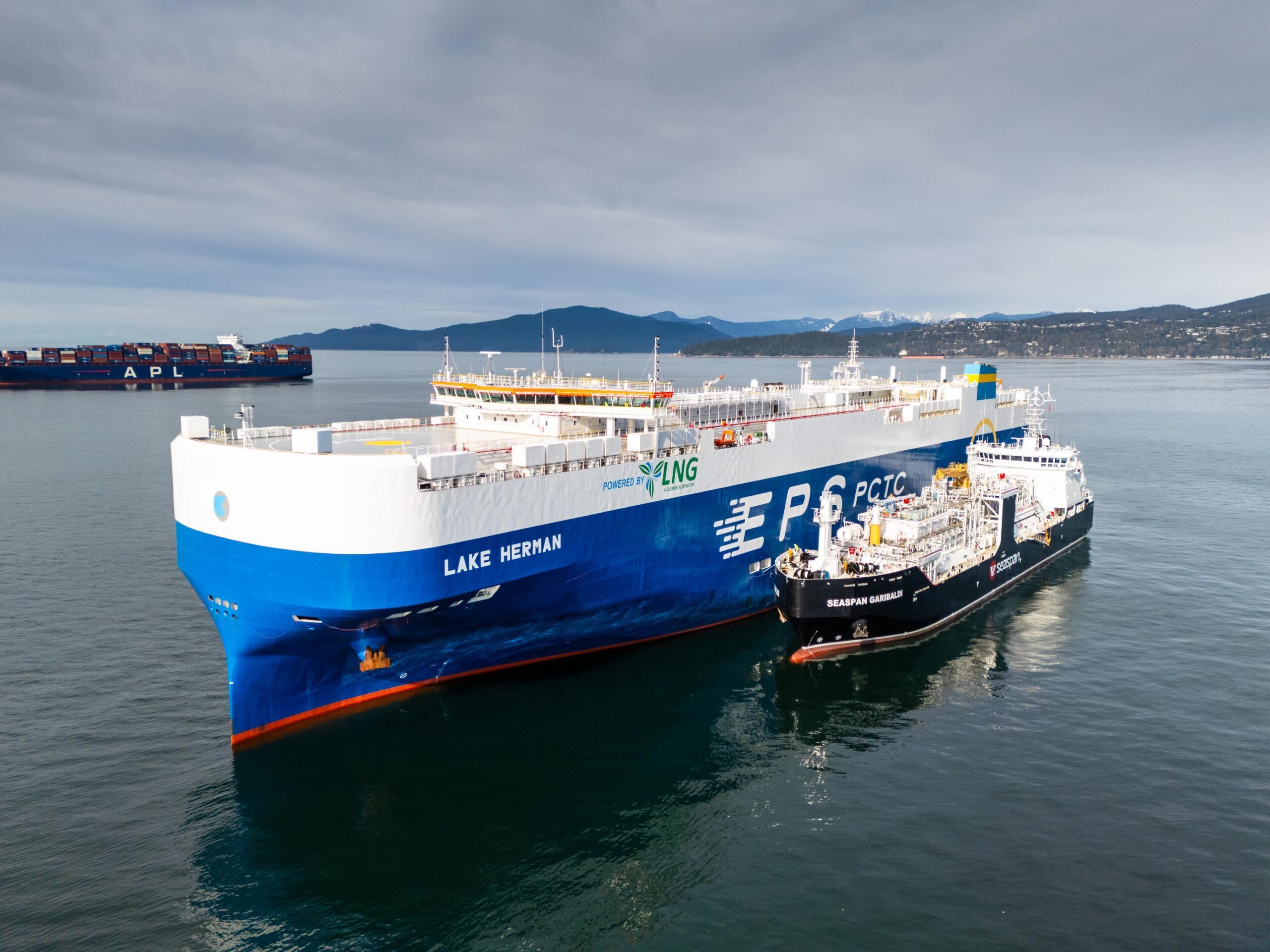 Seaspan Garibaldi alongside Lake Herman CC